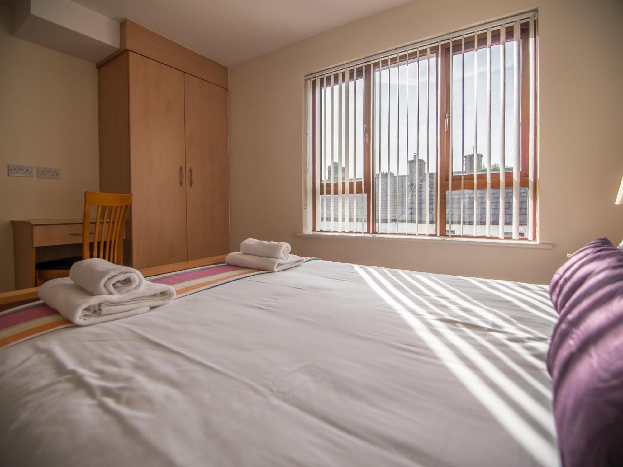 Donegan Court Aparthotel Голуэй Экстерьер фото