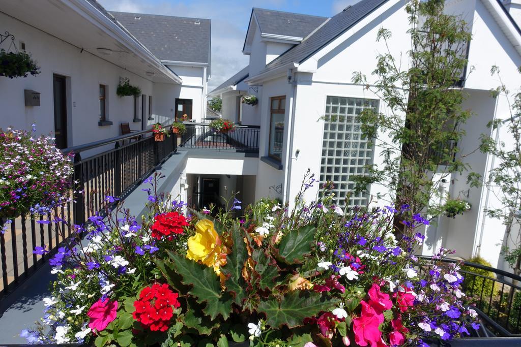 Donegan Court Aparthotel Голуэй Экстерьер фото